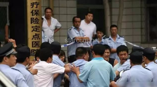 印医生遭强奸犯家属暴力报复，凸显社会法治困境